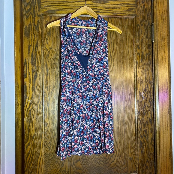 Hollister XS flowy floral dress with slip - Picture 2 of 7